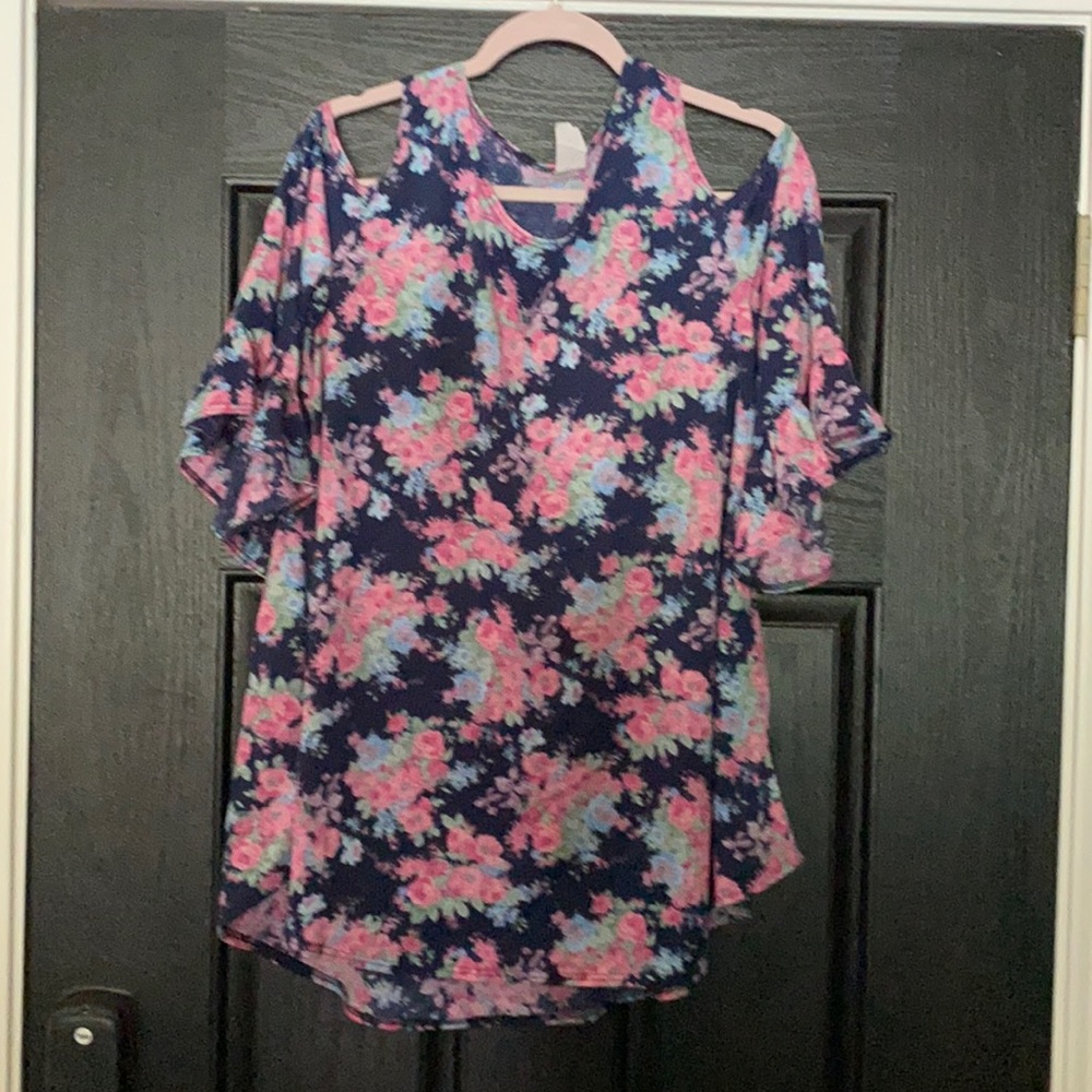 Cold shoulder blouse with side pockets